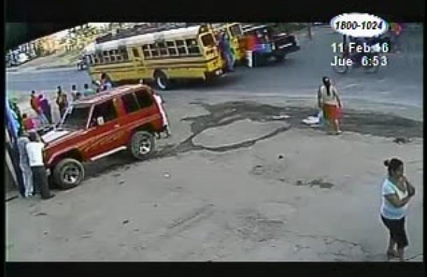Video aficionado capta el instante en que taxi impacta con motocicleta